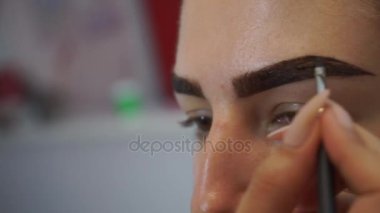 İstemci kına ile kaşları çizim profesyonel makyaj sanatçısı