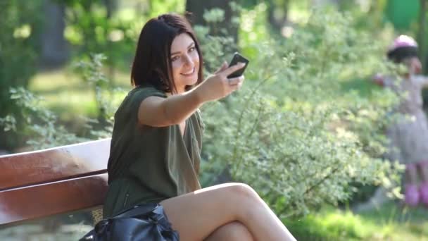 Mädchen macht Selfie im Park — Stockvideo