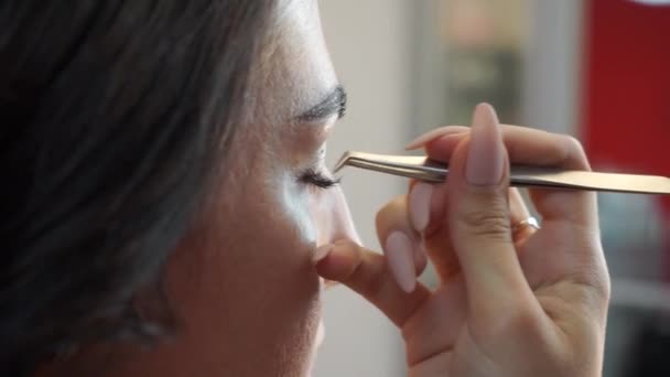 Glue artificial eyelashes — Stock Video