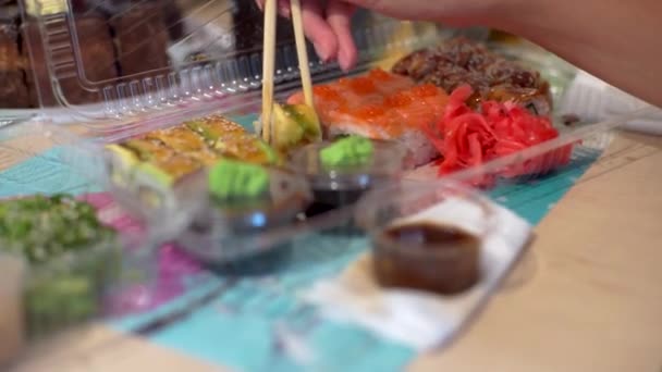 A woman eats sushi and rolls — Stock Video