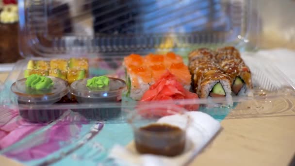 Uma mulher come sushi e rola — Vídeo de Stock