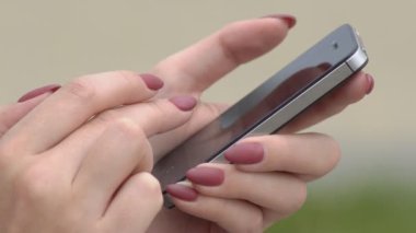 Akıllı telefonlu kadın.