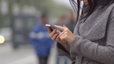Akıllı telefonlu kadın.