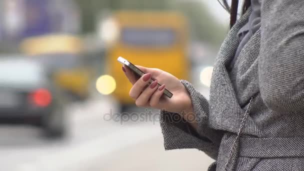 Mulher com smartphone — Vídeo de Stock