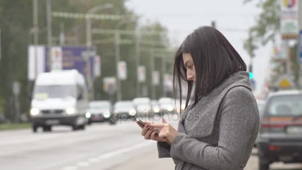 Vrouw met smartphone — Stockvideo