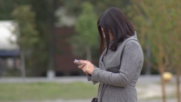 Mujer con smartphone — Vídeos de Stock