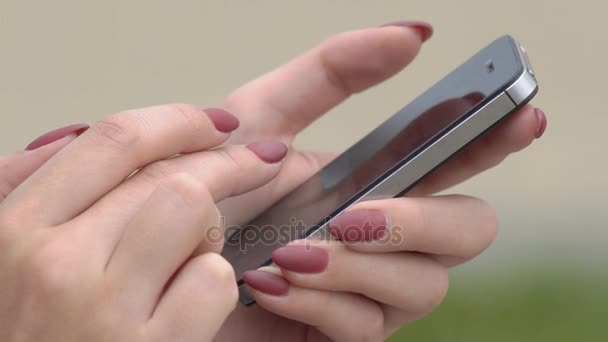 Vrouw met smartphone — Stockvideo