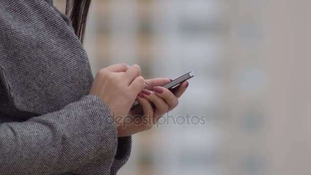 Mujer con smartphone — Vídeo de stock