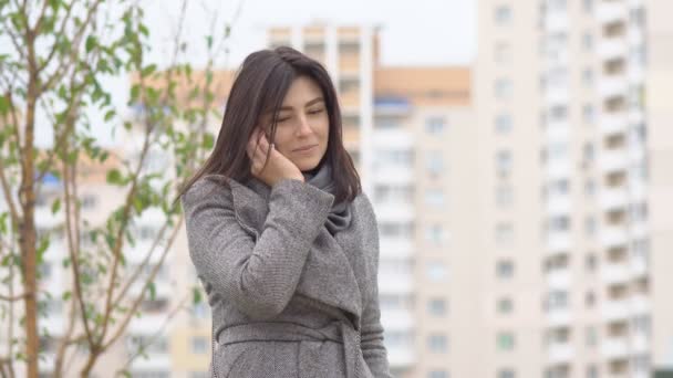 Mulher com smartphone — Vídeo de Stock