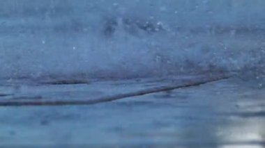 Asfalt üzerinde su damlaları