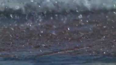 Asfalt üzerinde su damlaları