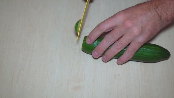 Нарізати огірок і листя салату — стокове відео