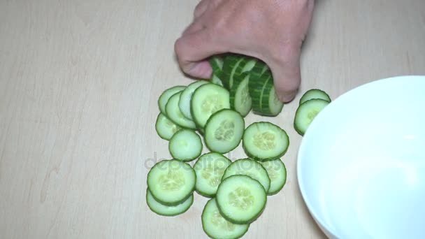 Cortar el pepino y la lechuga — Vídeo de stock