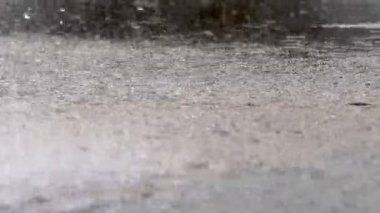 Çeşme yağmur damlaları