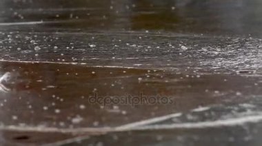 Çeşme yağmur damlaları