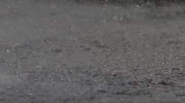 Çeşme yağmur damlaları