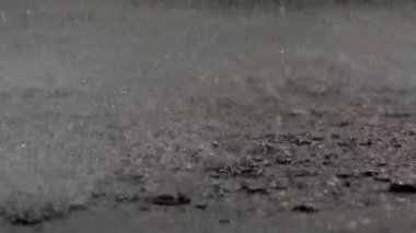 Çeşme yağmur damlaları