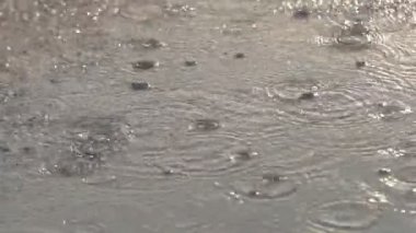 Çeşme yağmur damlaları