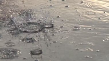 Çeşme yağmur damlaları