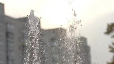 Çeşme yağmur damlaları