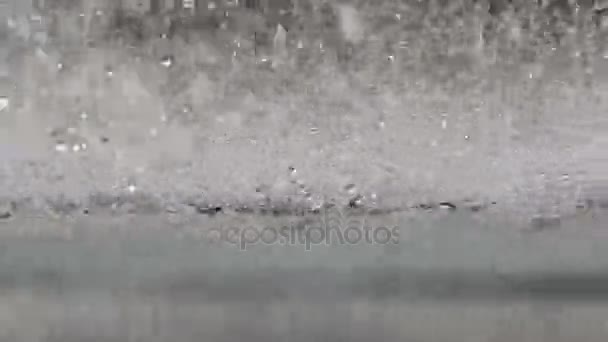 Szökőkút eső esik — Stock videók