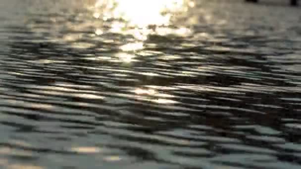 Отражение солнца в воде — стоковое видео