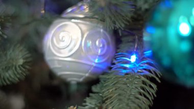 Noel dekorasyon Noel ağacı Noel topları ve yanma ile süslemeleri Yılbaşı arifesinde üzerinde bir Noel ağacı ışıkları