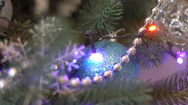 圣诞圣诞树圣诞节装饰圣诞树上的圣诞舞会和装饰品在新年前夕的圣诞树上燃烧的灯光 — 图库视频影像