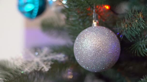 Décoration de Noël sur le sapin de Noël Boules de Noël et décorations avec des lumières allumées sur un sapin de Noël la veille du Nouvel An 