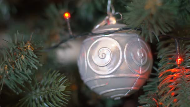 圣诞圣诞树圣诞节装饰圣诞树上的圣诞舞会和装饰品在新年前夕的圣诞树上燃烧的灯光 — 图库视频影像