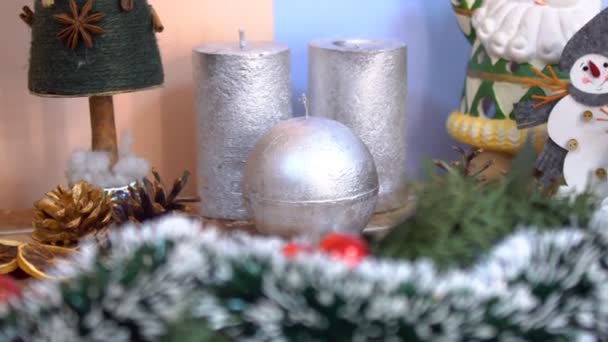 新年装饰品和装饰品圣诞节装饰球装饰品和圣诞老人为新年假期装饰办公室空间 — 图库视频影像