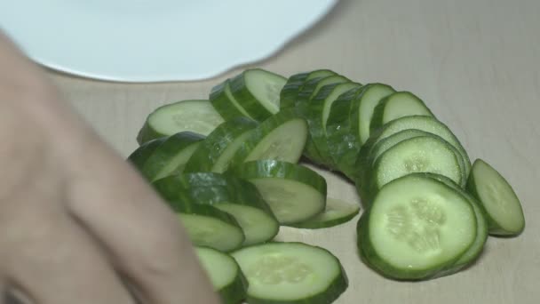 キュウリのスライスとレタス スライス新鮮なベジタリアン サラダの準備のための緑のきゅうりの野菜 — ストック動画
