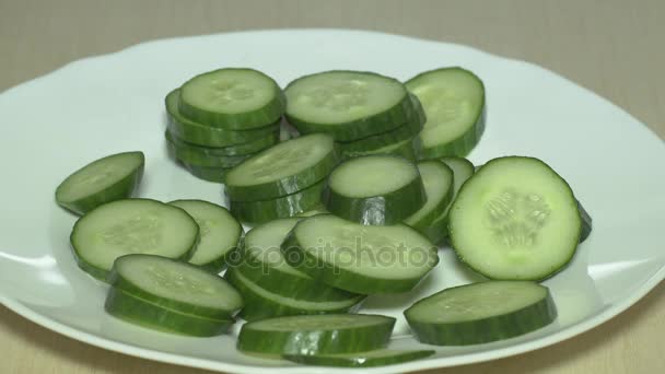 Corte Pepino Alface Corte Legumes Frescos Pepinos Verdes Para Preparação — Vídeo de Stock