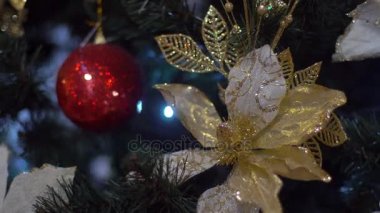 Yılbaşı süsleri ve ışık Noel oyuncaklar ışıkları yanıp sönen ile şenlikli bir Noel ağacı üzerinde