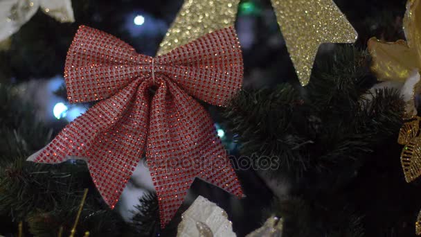 圣诞装饰品和轻的圣诞玩具在一棵喜庆的圣诞树上闪烁的灯光 — 图库视频影像