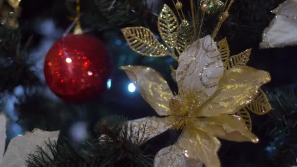 圣诞装饰品和轻的圣诞玩具在一棵喜庆的圣诞树上闪烁的灯光 — 图库视频影像