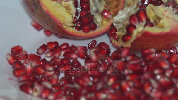 石榴果切成片清洗及成熟红石榴果实的制备 — 图库视频影像
