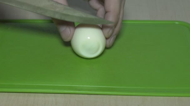 用小刀切割鸡蛋 用菜刀磨煮鸡蛋 在家烹调沙拉 — 图库视频影像