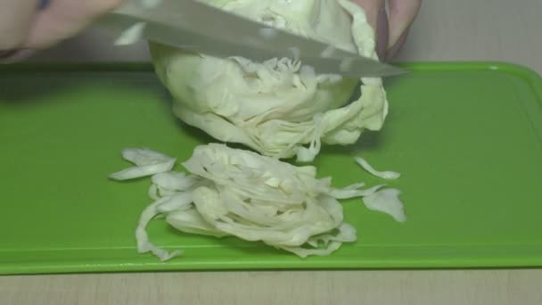 切白菜用刀子手切开白菜 菜板上的卷心菜 城里最好的厨师每一个细节都很重要 — 图库视频影像