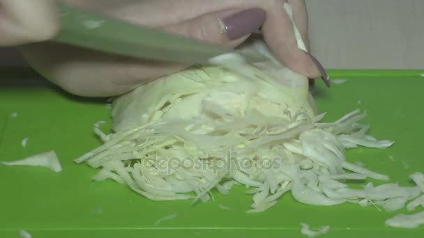 切白菜用刀子手切开白菜 菜板上的卷心菜 城里最好的厨师每一个细节都很重要 — 图库视频影像