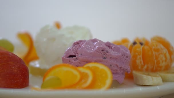 レストランにて ブドウ オレンジ パイナップルと冷たいアイスクリームのデザート皿にデザート — ストック動画