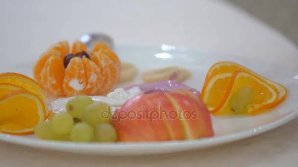 Dessert Nel Ristorante Piatto Dessert Base Uva Arancia Ananas Gelato — Video Stock