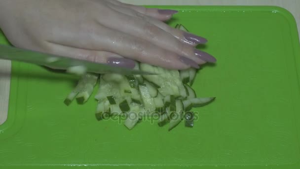 切片黄瓜和生菜切片新鲜蔬菜的绿色黄瓜为素食沙拉准备 — 图库视频影像