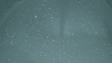 Güçlü bir akış su dokunun, banyo, banyo içine dökün su köpük bir sürü oluşturan su dolu