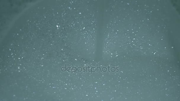 把水倒入浴缸 用水流从水龙头流出 浴缸里充满了水 形成了大量的泡沫 — 图库视频影像