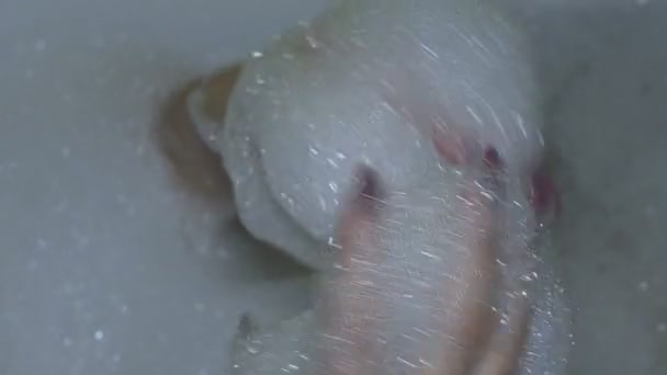 美しい女性の手に泡で遊ぶ浴室で入浴から出てシャンプー手で泡をシャンプーします — ストック動画