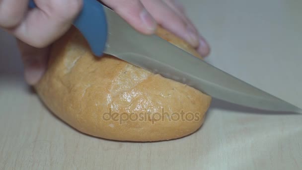 Krojenie Chleba Nożem Chleba Jest Pokrojona Plastry Następnie Masłem Masłem — Wideo stockowe