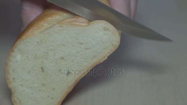 Cortar Pão Com Uma Faca Pão Ser Cortado Seguida Com — Vídeo de Stock