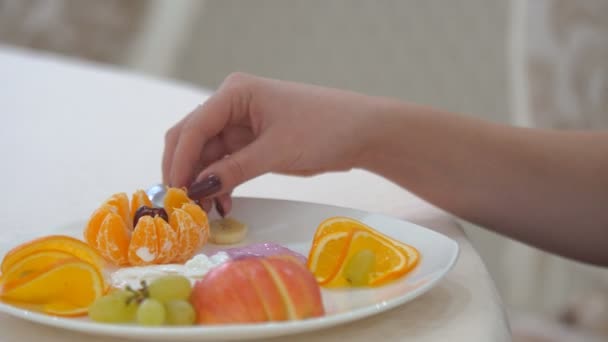 Pratos Doces Para Menina Uma Jovem Goza Uma Sobremesa Frutas — Vídeo de Stock