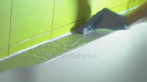 衛生陶器洗剤を使って壁を洗浄 — ストック動画